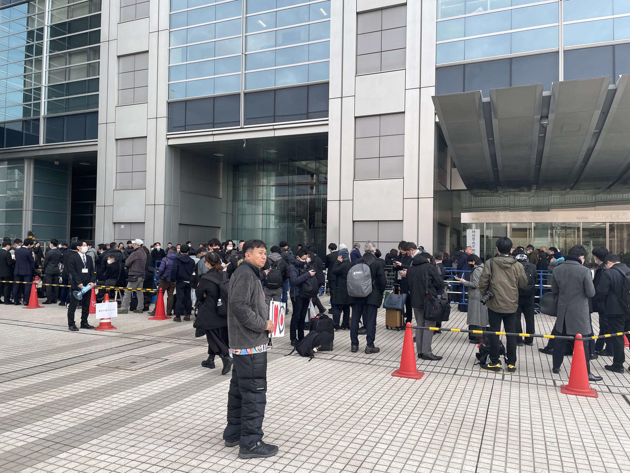 会見開始2時間前からフジテレビの前に報道陣の長蛇の列