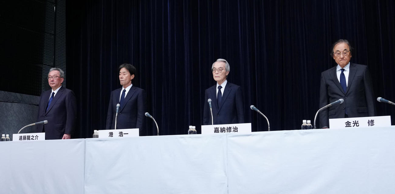 記者会見に臨む、左からフジテレビ遠藤龍之介副会長、港浩一社長、嘉納修治会長、フジ・メディア・ホールディングス金光修社長（撮影・江口和貴）