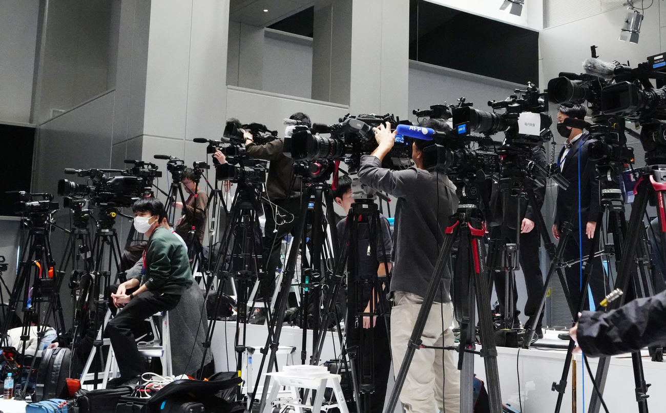 フジテレビが行う記者会見に集まったメディアの映像カメラ（撮影・江口和貴）