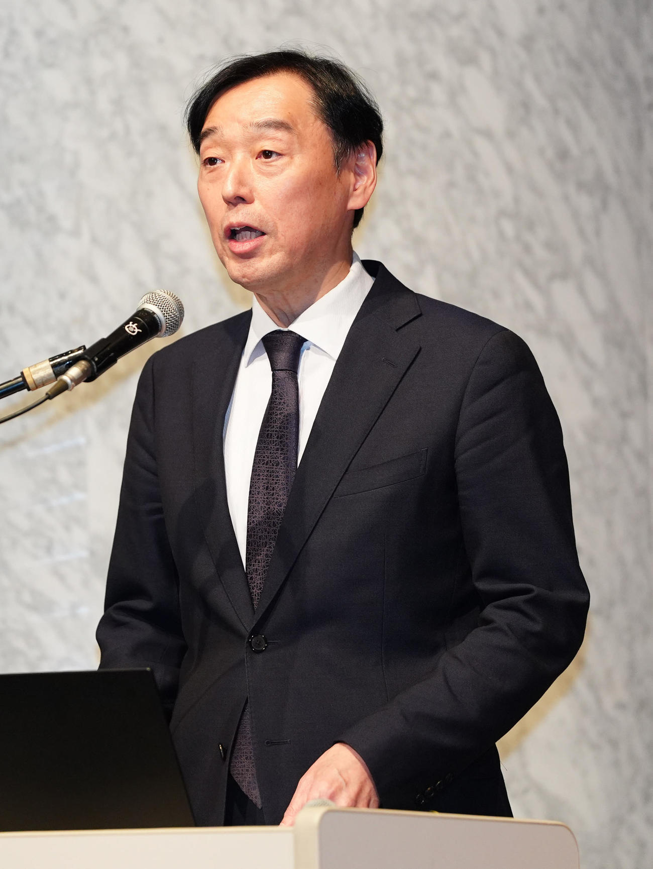 記者会見で司会を務めるフジテレビ上野陽一広報局長（撮影・江口和貴）