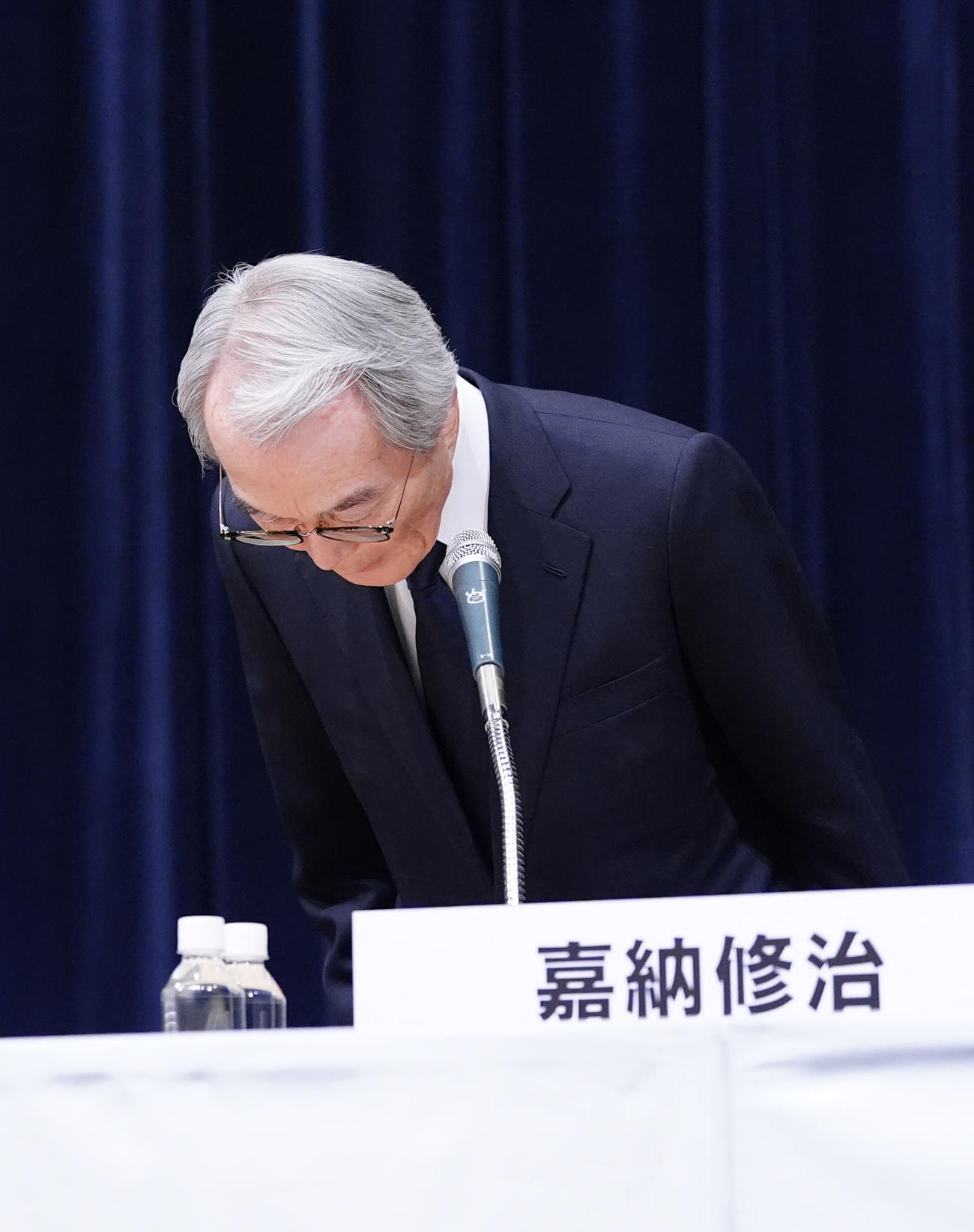 記者会見で謝罪するフジテレビ嘉納修治会長（撮影・江口和貴）