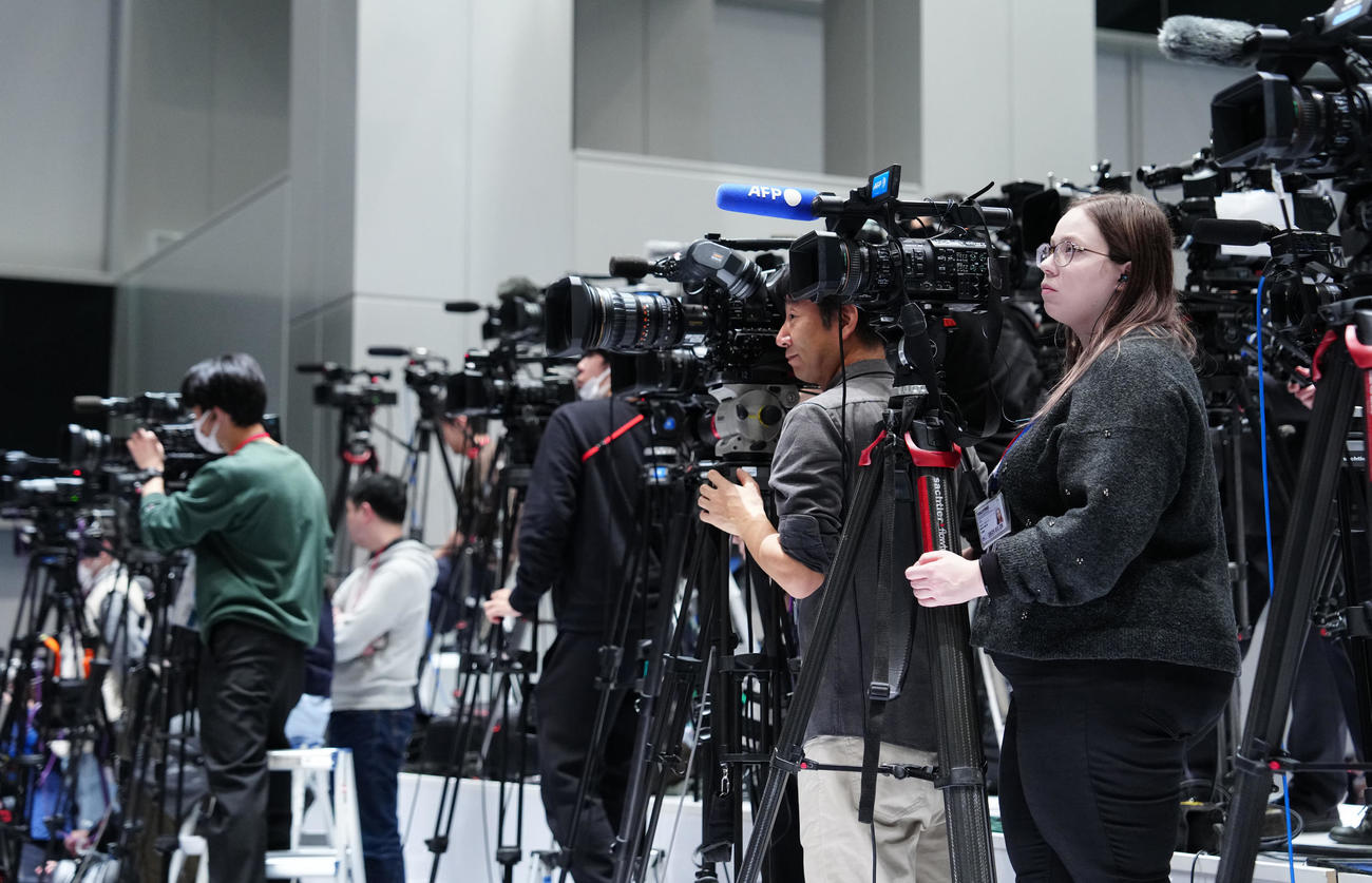 フジテレビの記者会見を撮影する大勢のメディア（撮影・江口和貴）