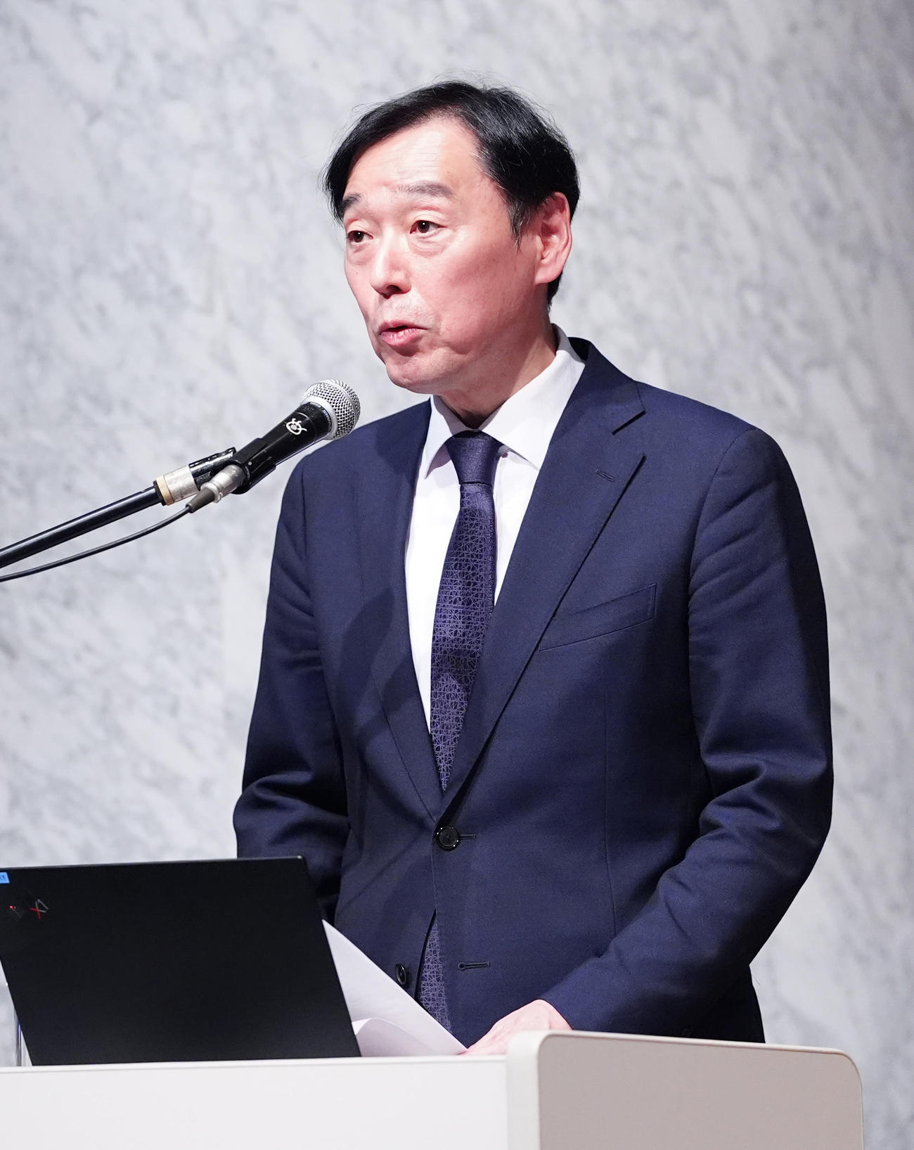 記者会見で一連の経緯を説明するフジテレビ上野陽一広報局長（撮影・江口和貴）