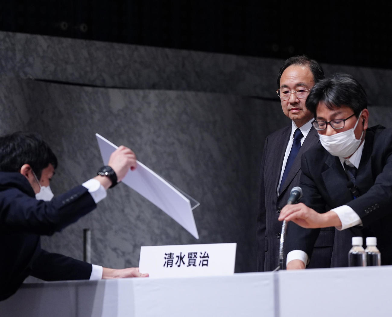 記者会見で謝罪するフジテレビ港浩一社長（中央）（撮影・江口和貴）