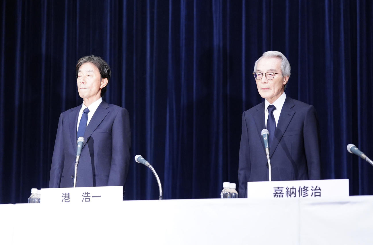 記者会見に臨むフジテレビ嘉納修治会長（右）と港浩一社長（撮影・江口和貴）