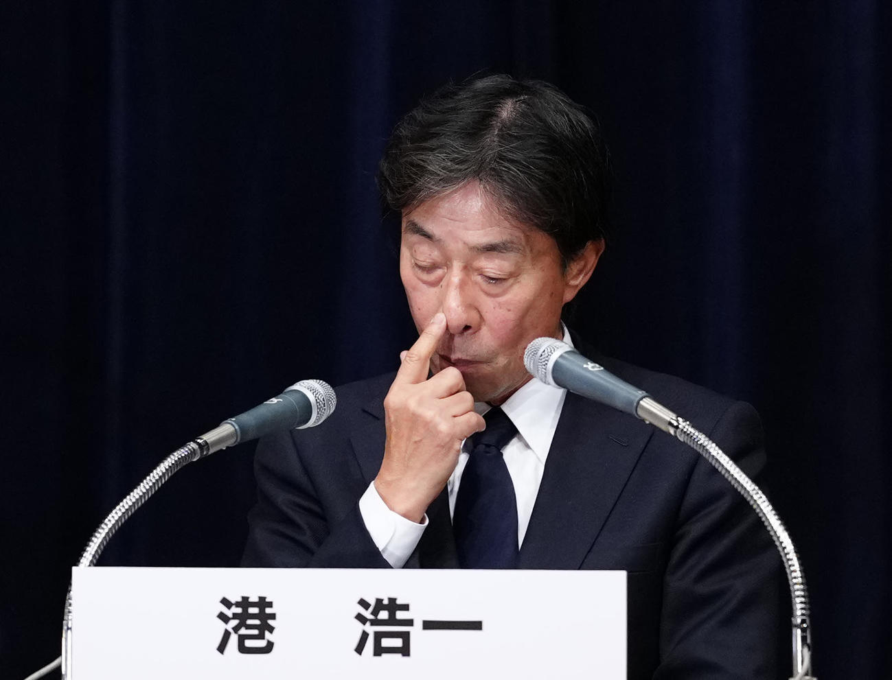 記者会見で報道陣からの質疑応答に臨むフジテレビ港浩一社長（撮影・江口和貴）