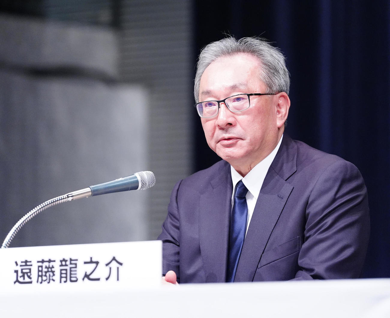 記者会見に臨むフジテレビ遠藤龍之介副会長（撮影・江口和貴）