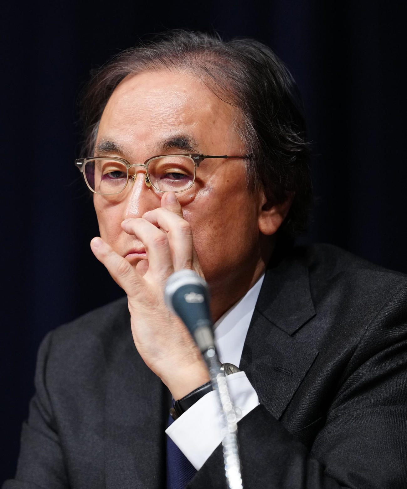記者会見で報道陣からの質疑応答に臨むフジ・メディア・ホールディングス金光修社長（撮影・江口和貴）