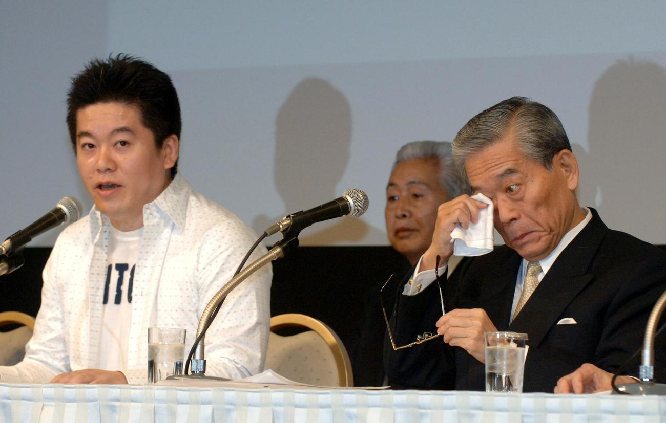 05年4月、並んで会見に臨むライブドア堀江貴文社長（左）と日枝久会長