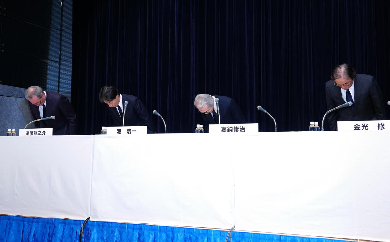 記者会見で謝罪する、左からフジテレビ遠藤龍之介副会長、港浩一社長、嘉納修治会長、フジ・メディア・ホールディングス金光修社長（撮影・江口和貴）