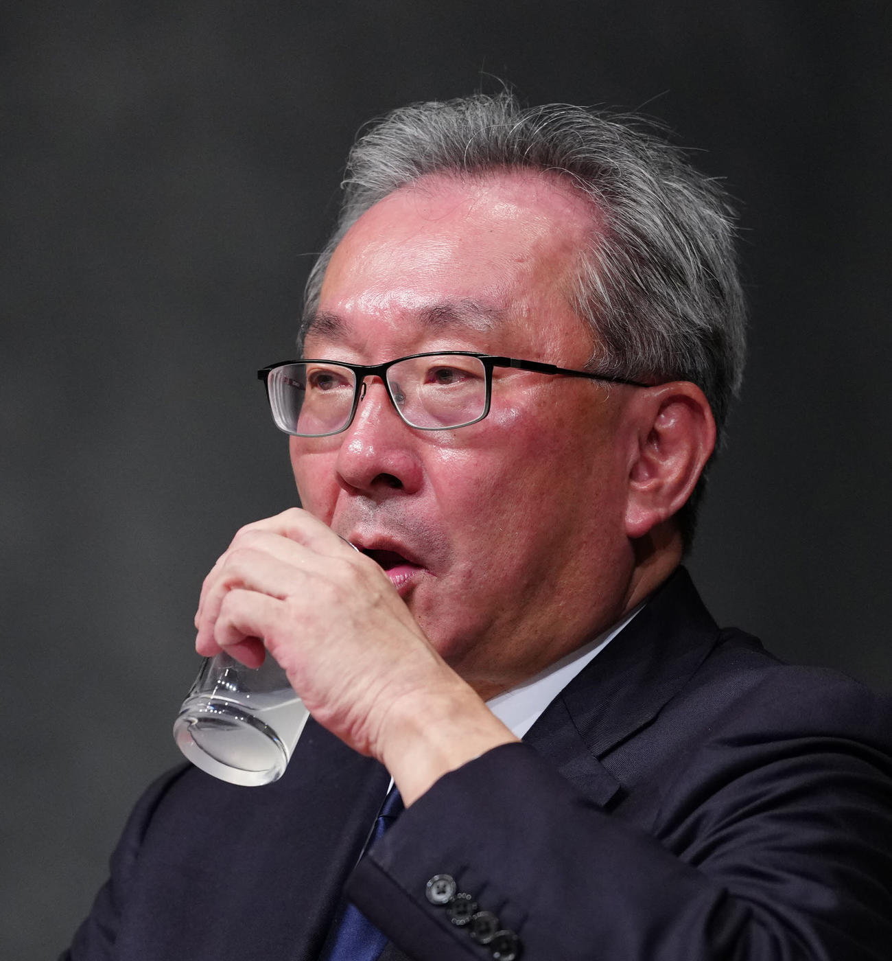 記者会見で報道陣からの質疑応答に臨むフジテレビ遠藤龍之介副会長（撮影・江口和貴）