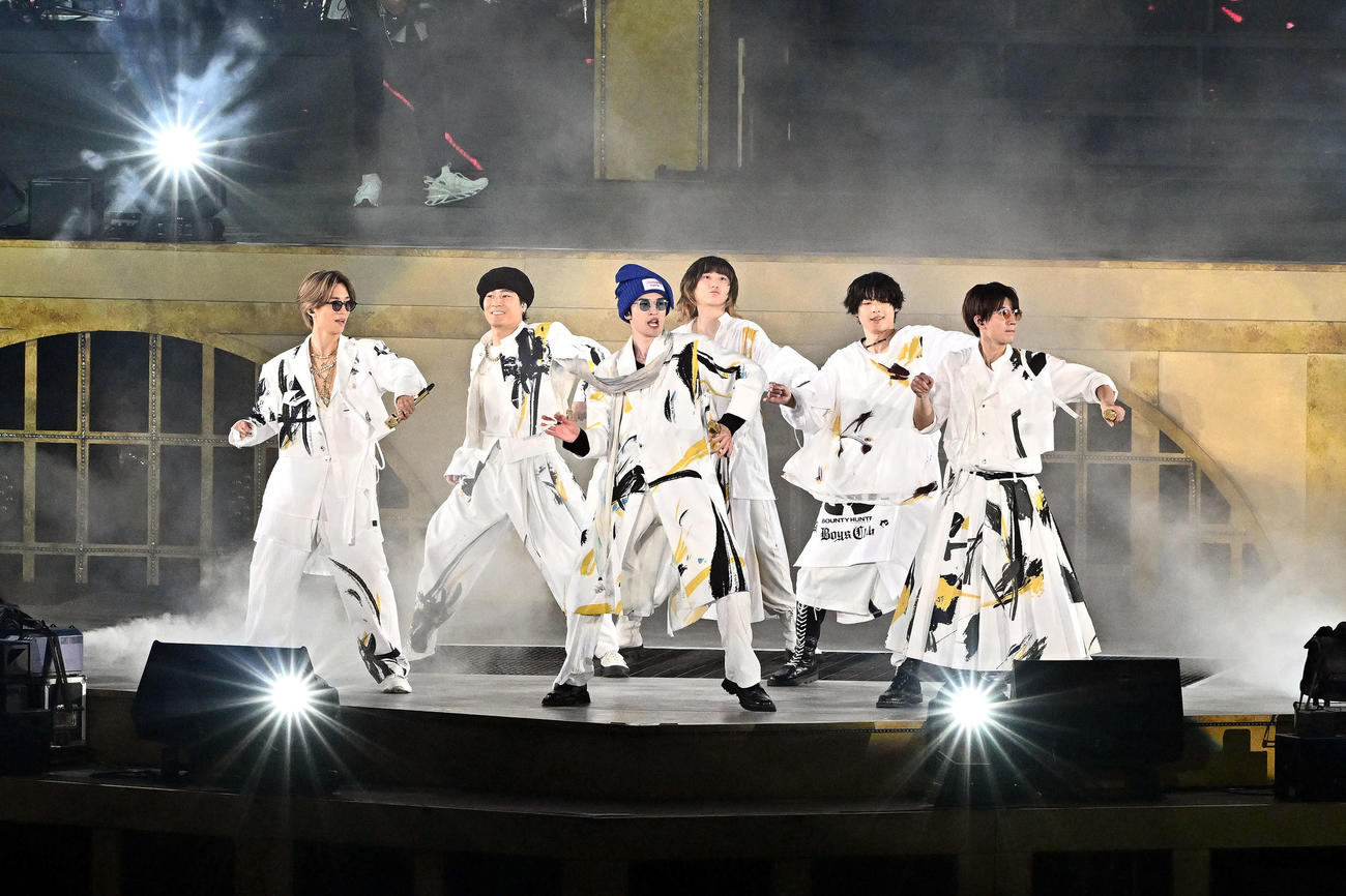 歌と踊りのパフォーマンスでファンを盛り上げるSixTONES（撮影・滝沢徹郎）