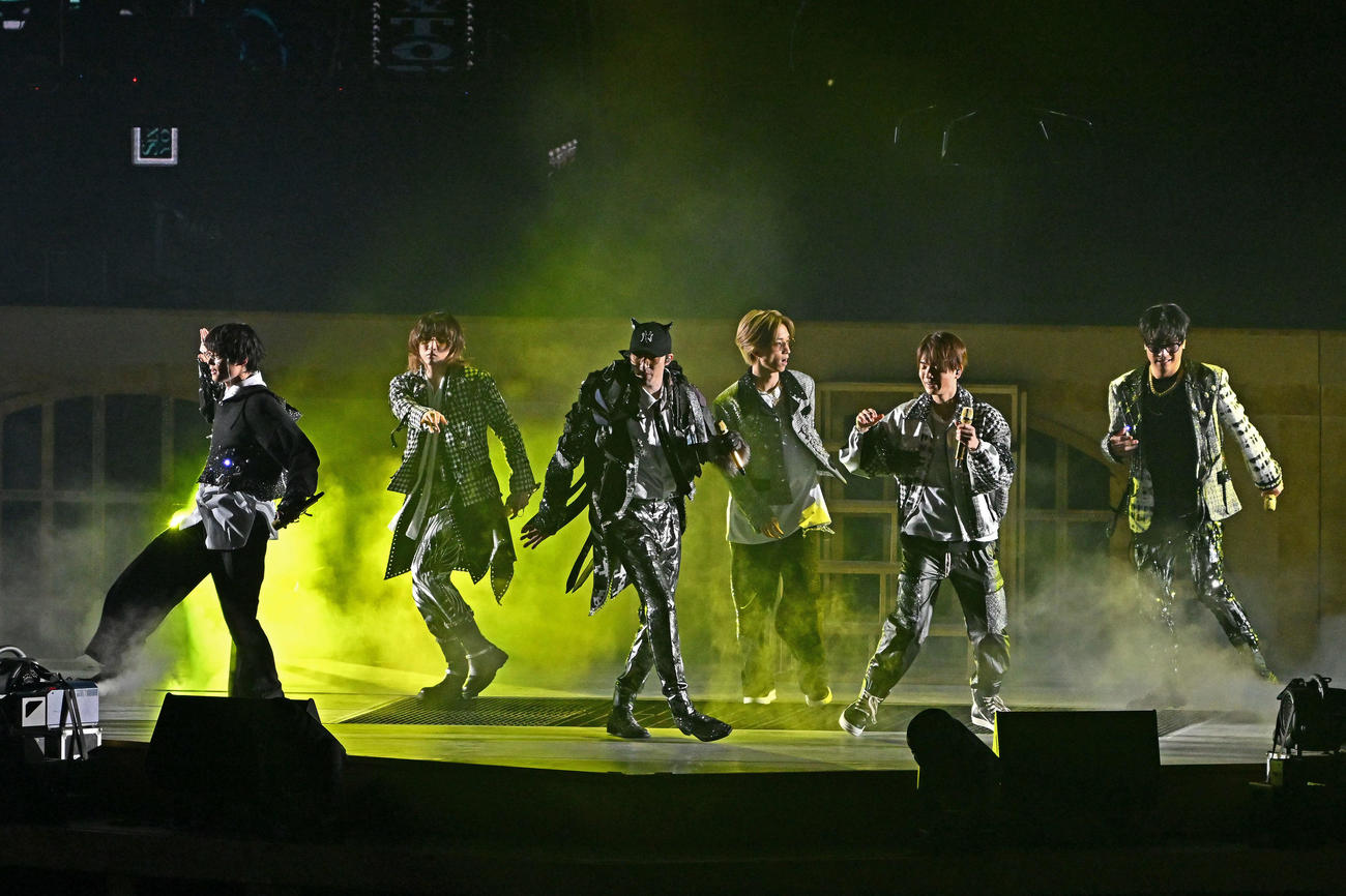 歌と踊りのパフォーマンスでファンを盛り上げるSixTONES（撮影・滝沢徹郎）