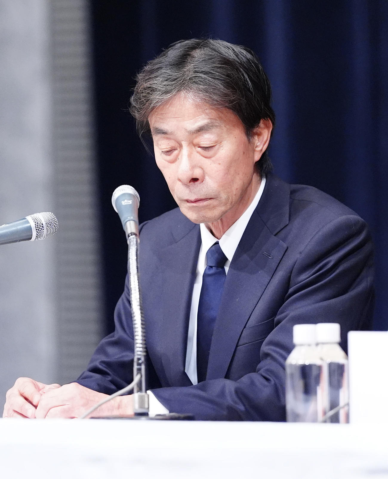 記者会見に臨むフジテレビ港浩一社長（撮影・江口和貴）