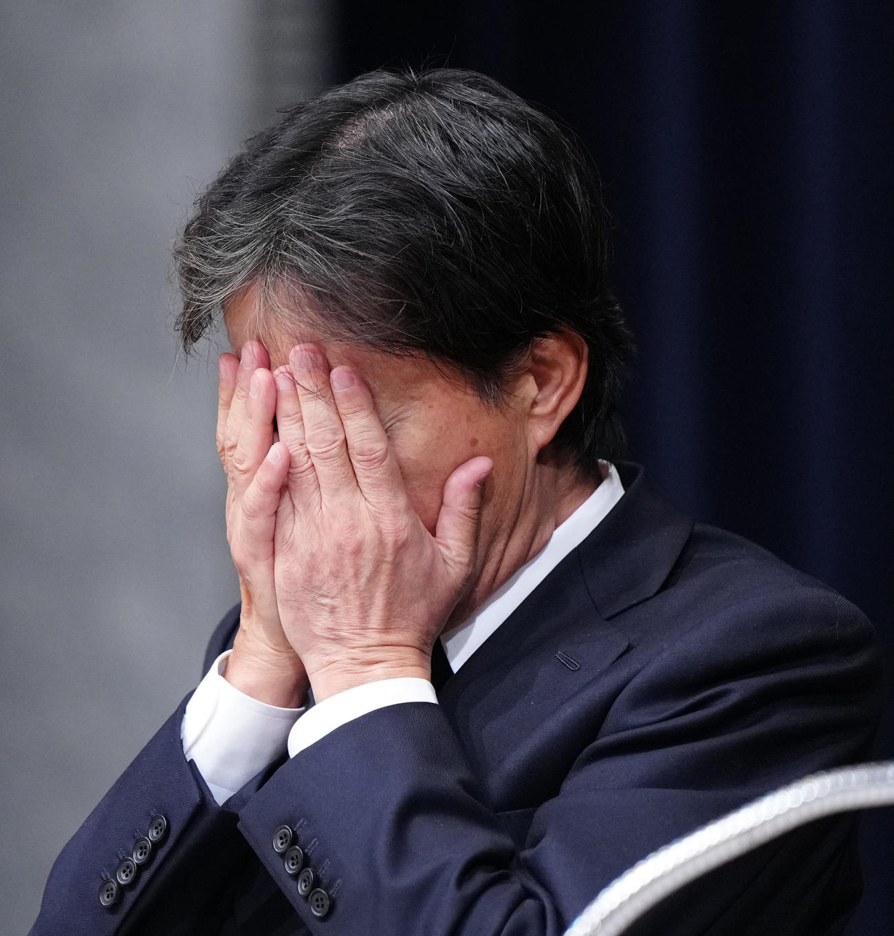 記者会見中、顔を手で覆うフジテレビ港浩一社長（撮影・江口和貴）