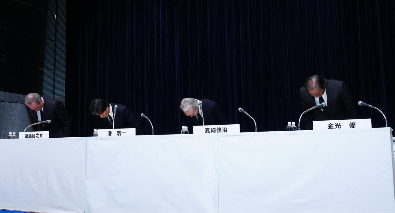 記者会見で謝罪する、左からフジテレビ遠藤龍之介副会長、港浩一社長、嘉納修治会長、フジ・メディア・ホールディングス金光修社長（撮影・江口和貴）