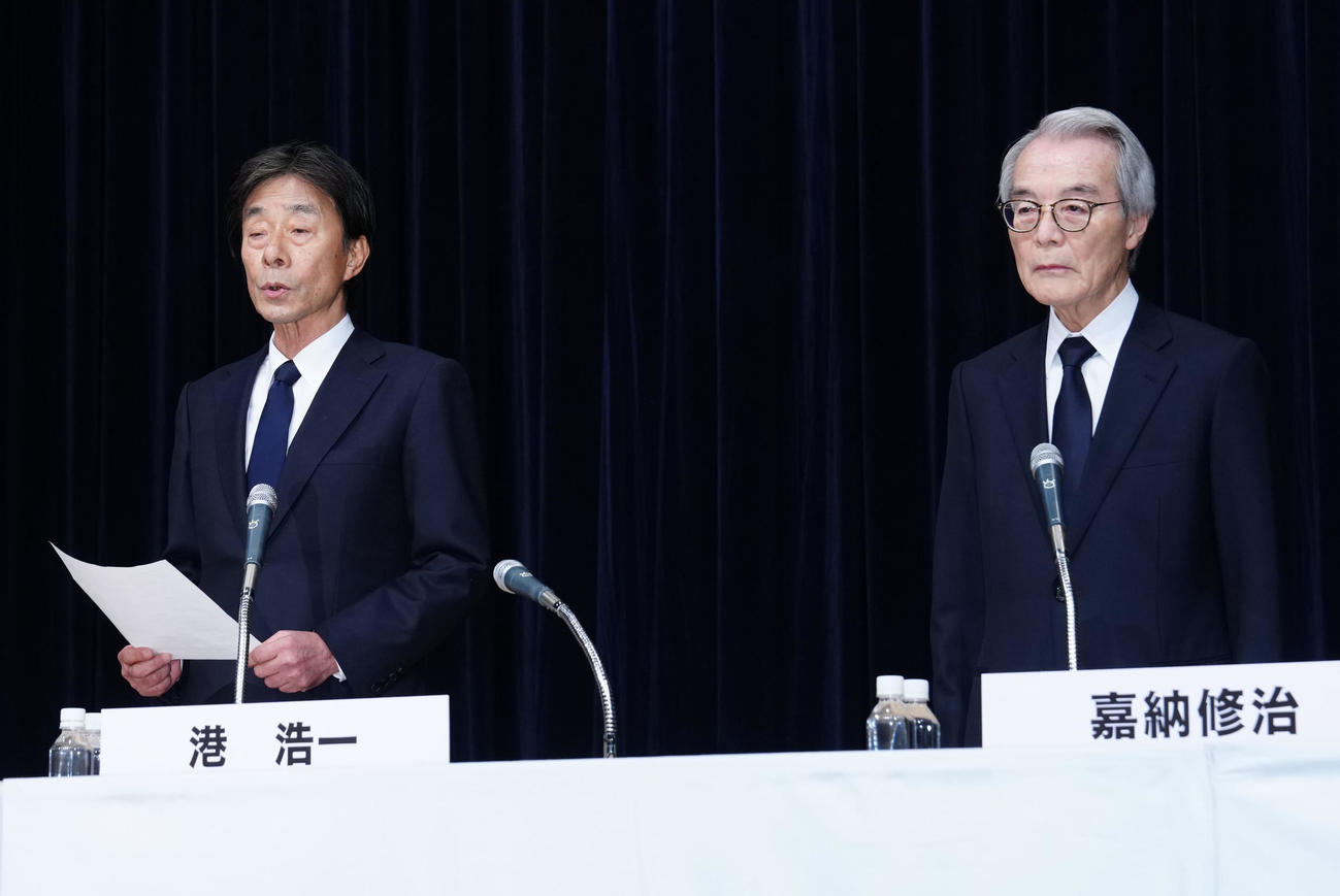 記者会見に臨むフジテレビ港浩一社長（左）と嘉納修治会長（撮影・江口和貴）