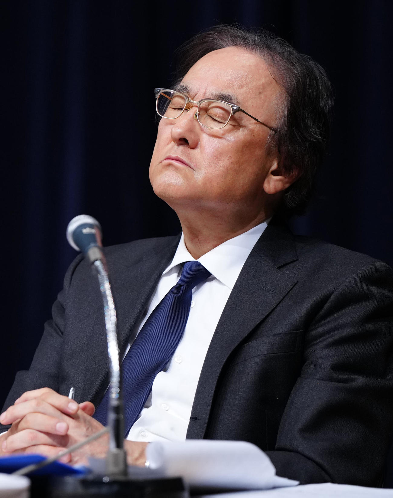 記者会見中、目を閉じるフジ・メディア・ホールディングス金光修社長（撮影・江口和貴）