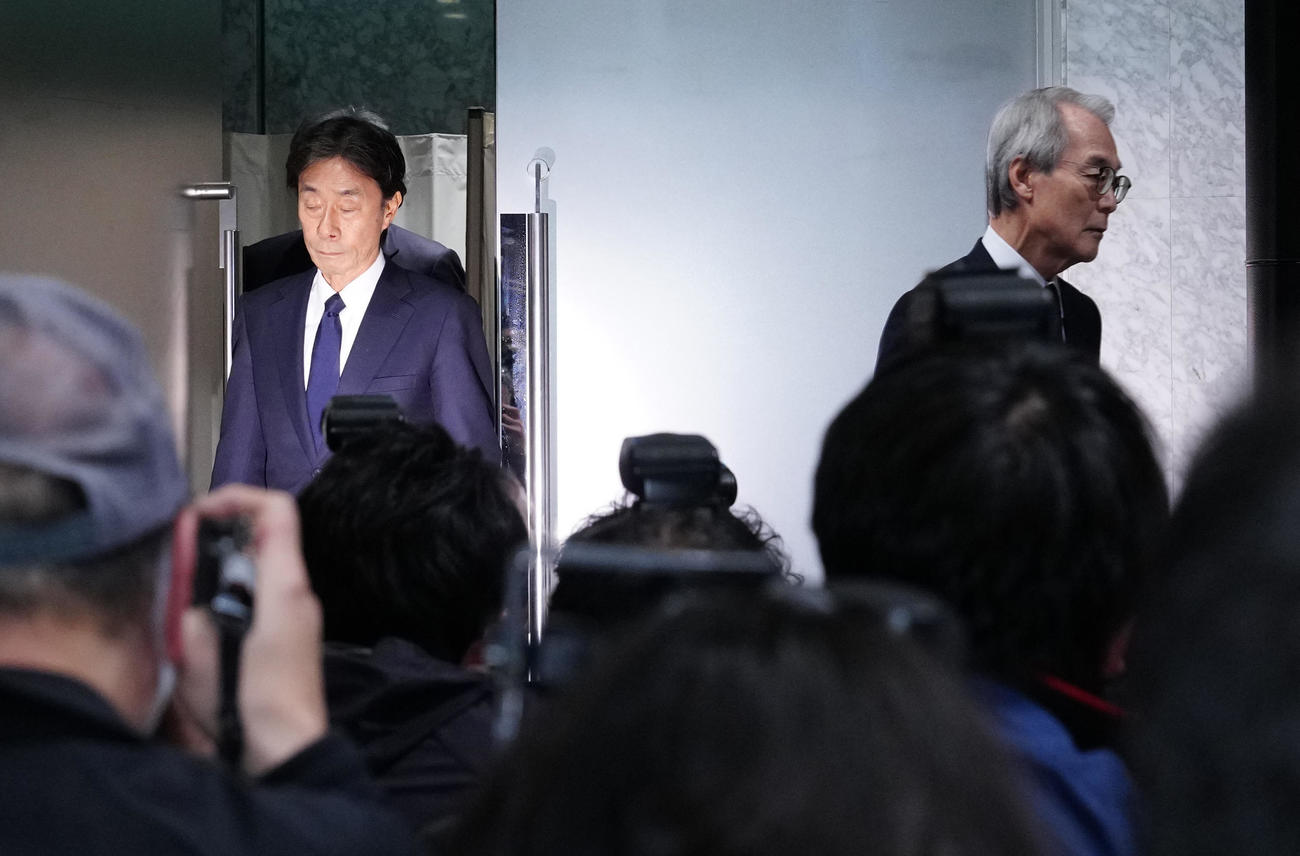 記者会見場に入るフジテレビ港浩一社長（左）と嘉納修治会長（撮影・江口和貴）