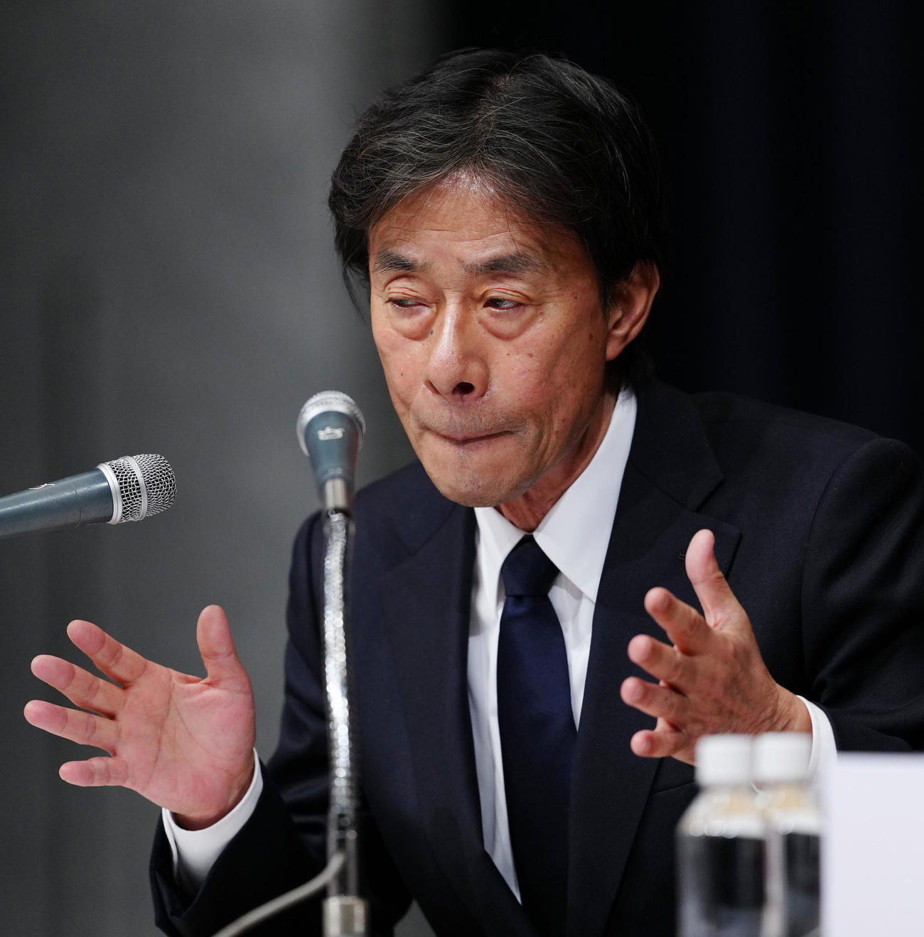 記者会見で報道陣からの質疑応答に臨むフジテレビ港浩一社長（撮影・江口和貴）