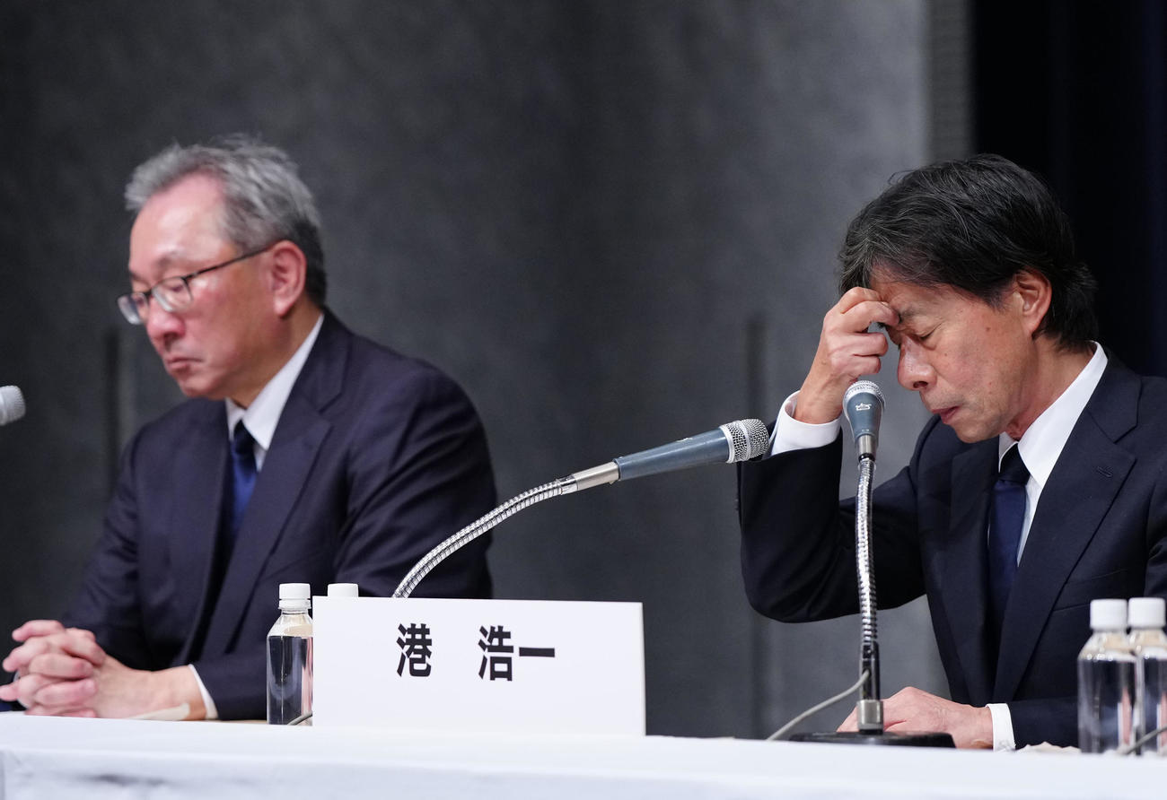 記者会見中、厳しい表情を見せるフジテレビ港浩一社長（右）。左は遠藤龍之介副会長（撮影・江口和貴）