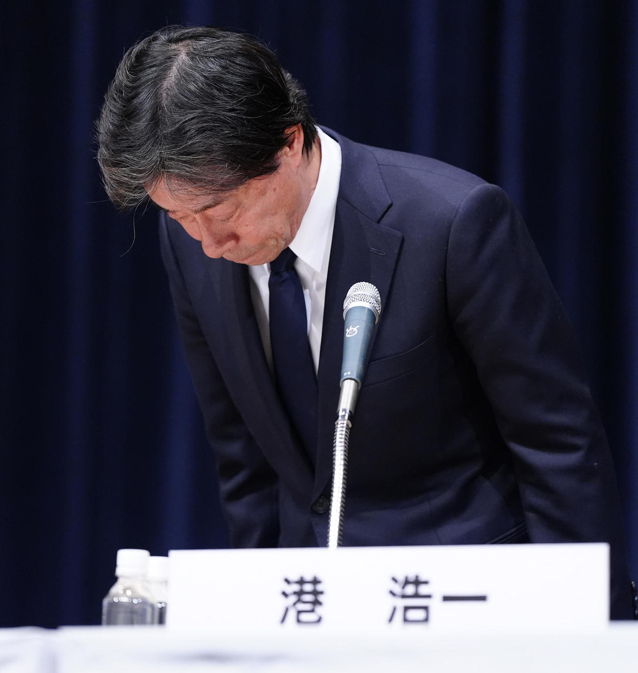 記者会見で謝罪するフジテレビ港浩一社長（撮影・江口和貴）