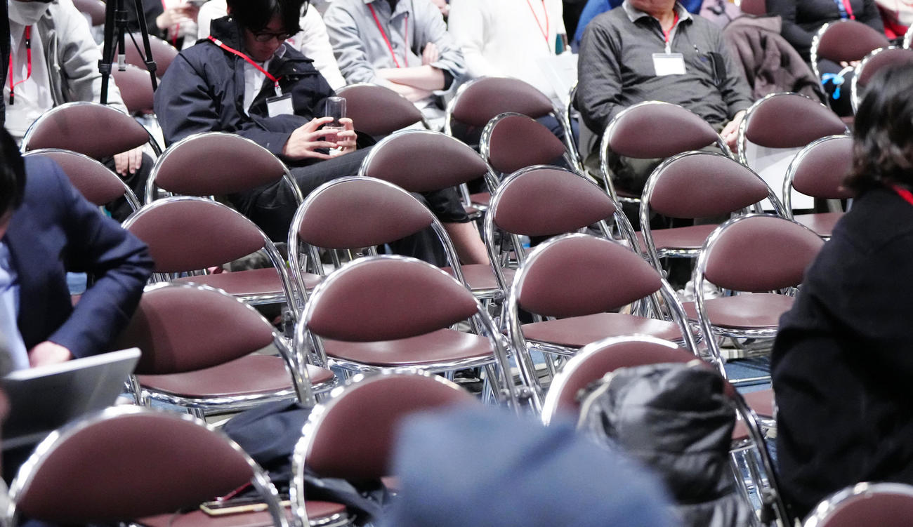 フジテレビの記者会見開始から約8時間半が経過。空席が目立つようになる＝28日午前0時23分（撮影・江口和貴）