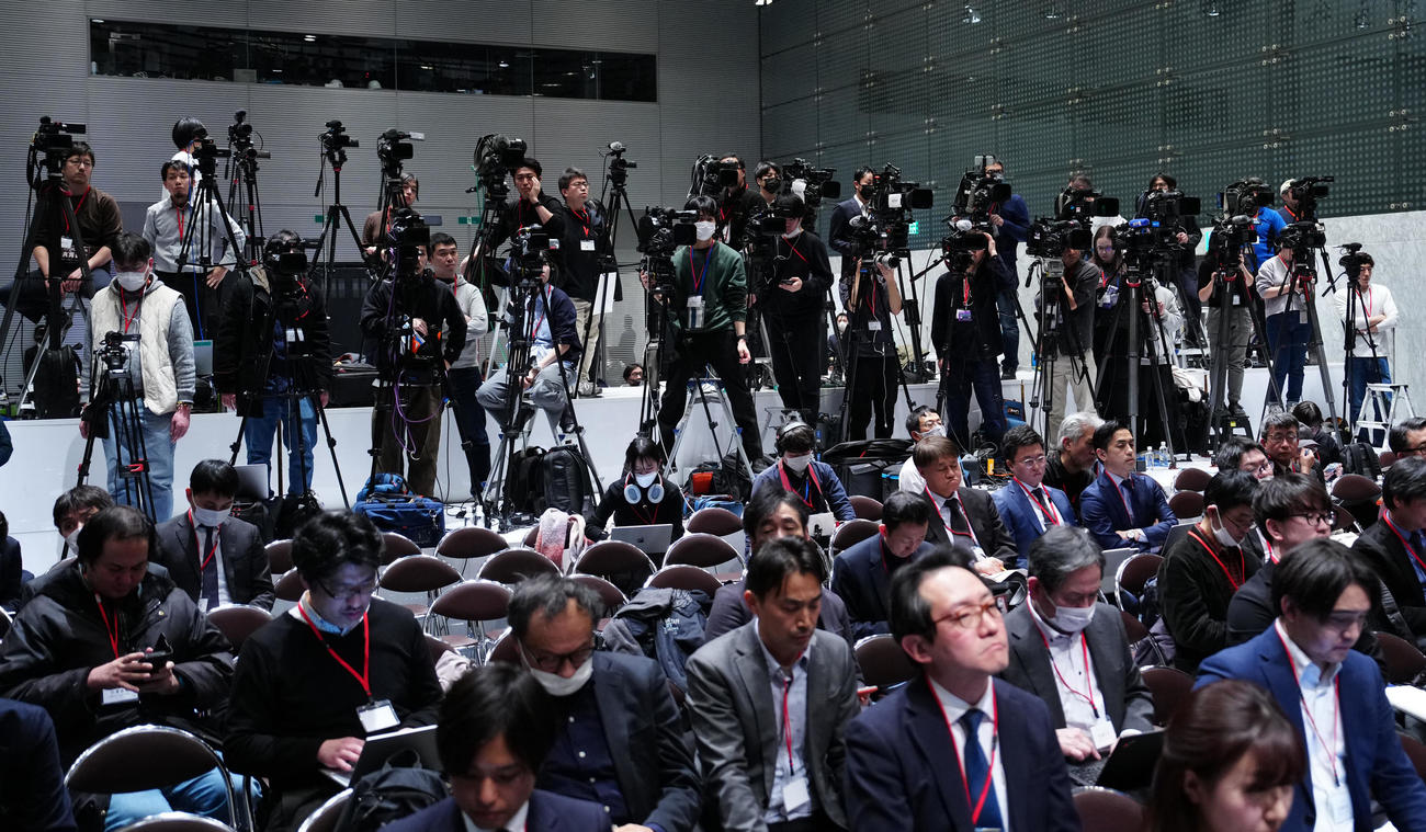 フジテレビの記者会見に集まった大勢の報道陣（撮影・江口和貴）