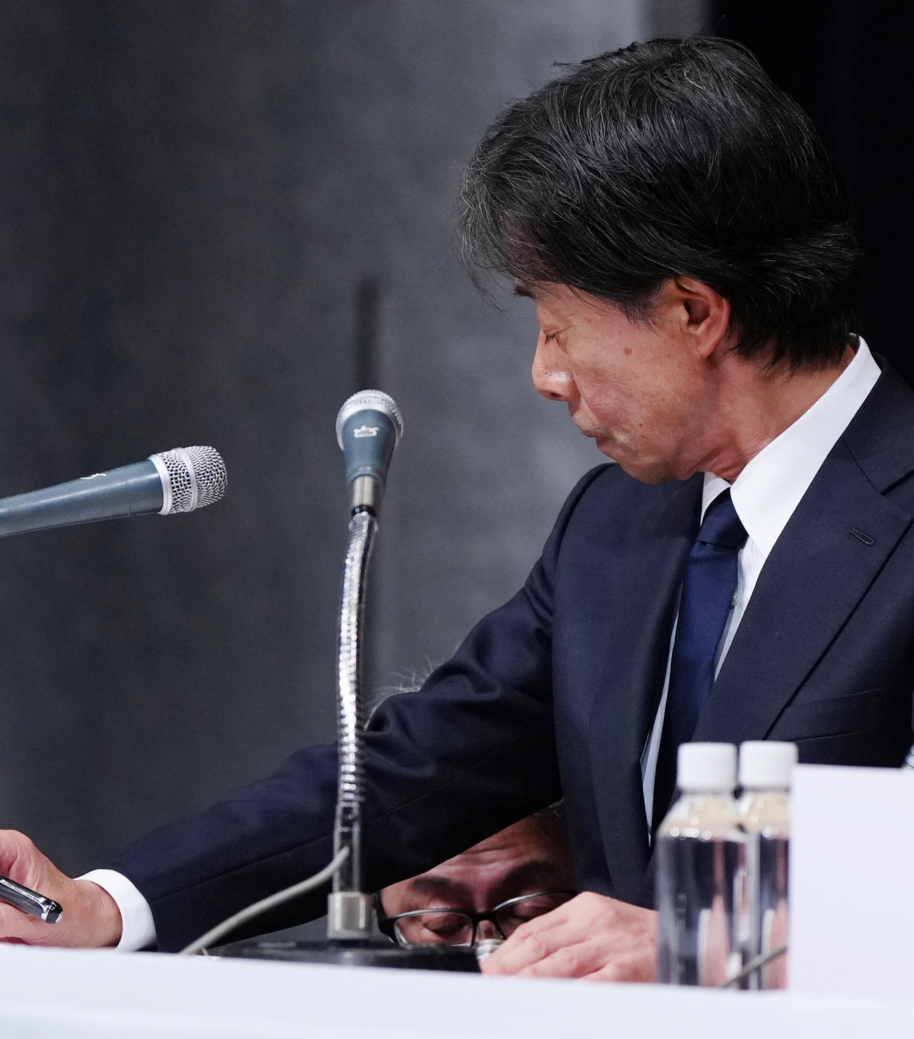 記者会見中、助言を受けるフジテレビ港浩一社長（撮影・江口和貴）