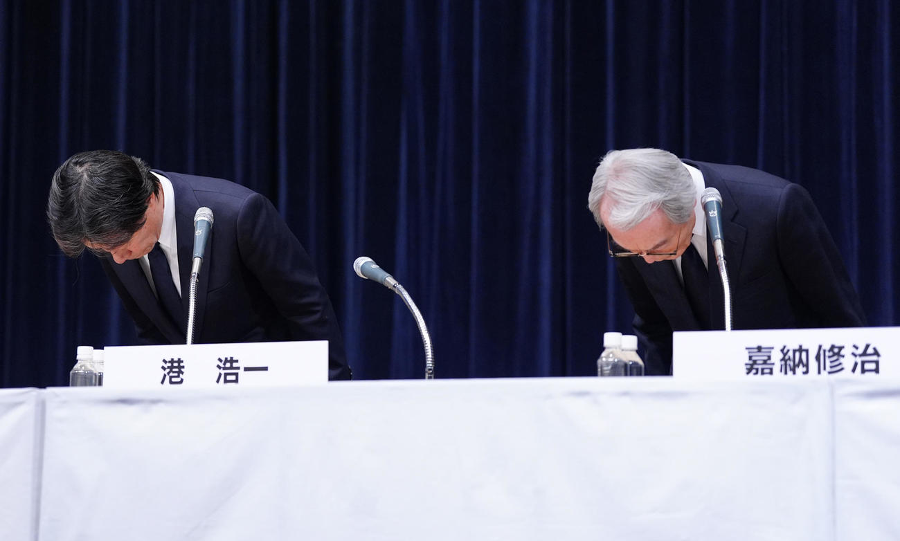 記者会見で謝罪するフジテレビ港浩一社長（左）と嘉納修治会長（撮影・江口和貴）