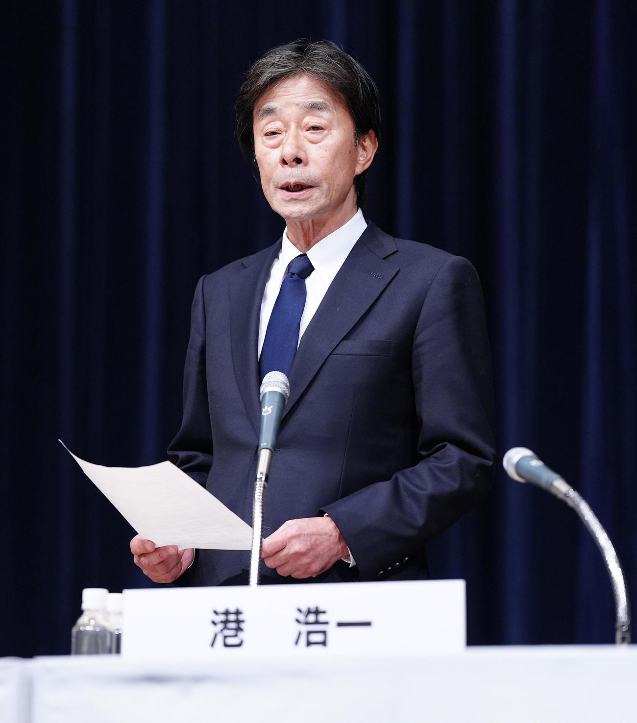記者会見に臨むフジテレビ港浩一社長（撮影・江口和貴）
