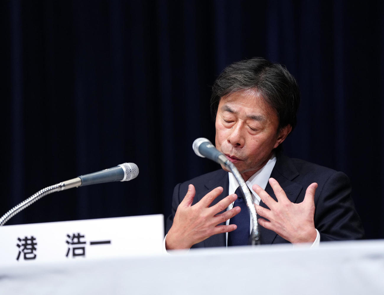 記者会見で報道陣からの質疑応答に臨むフジテレビ港浩一社長（撮影・江口和貴）