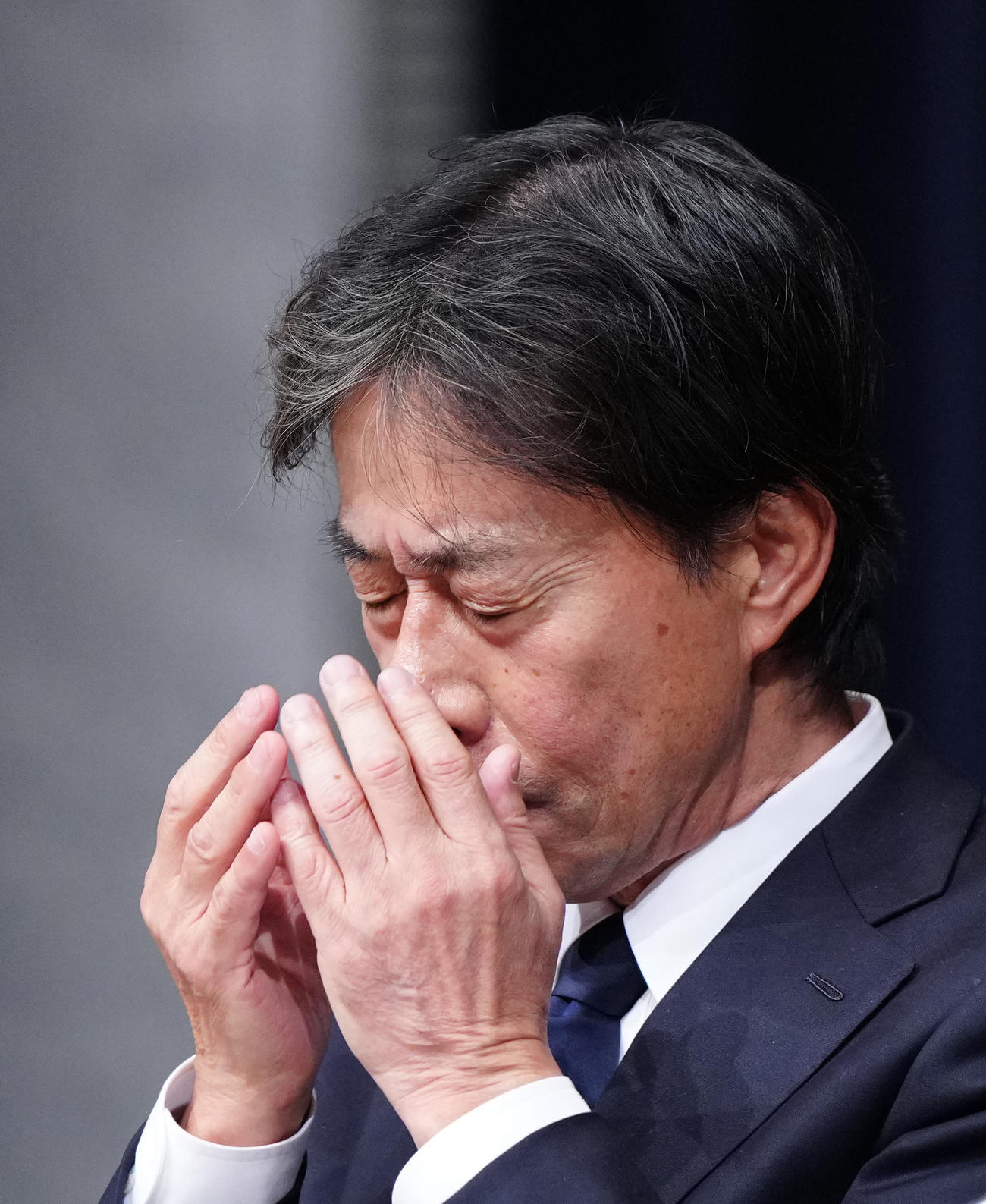 記者会見中、顔を手で覆うフジテレビ港浩一社長（撮影・江口和貴）