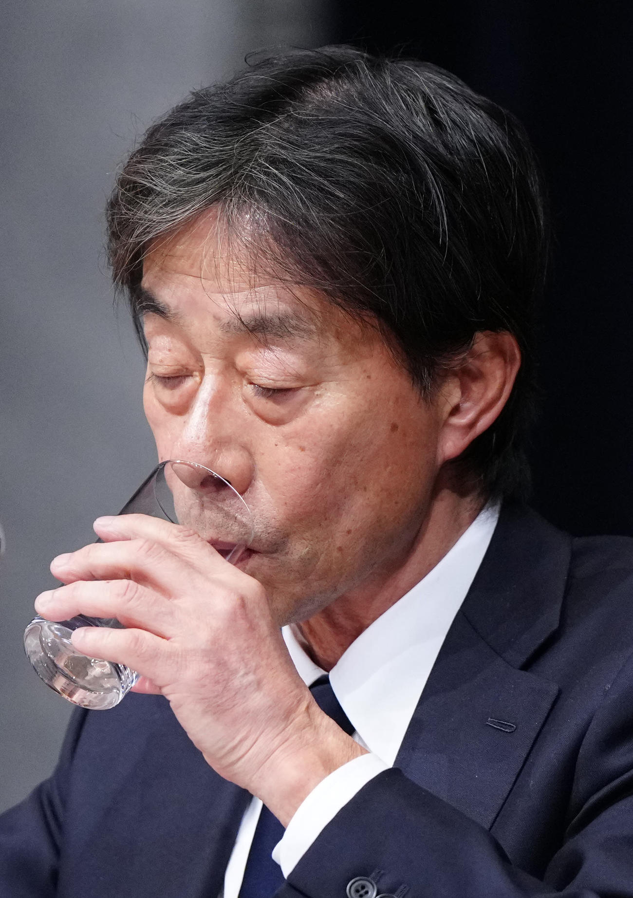 記者会見中、水を飲むフジテレビ港浩一社長（撮影・江口和貴）