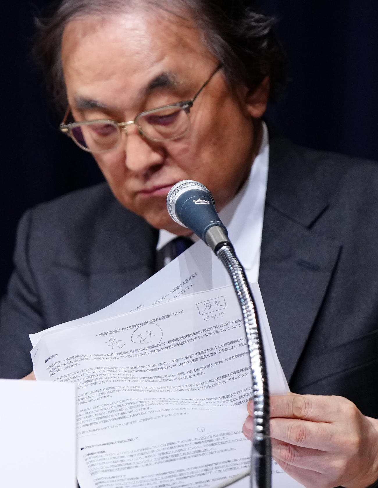 記者会見中、フジ・メディア・ホールディングス金光修社長が目を通す資料（撮影・江口和貴）