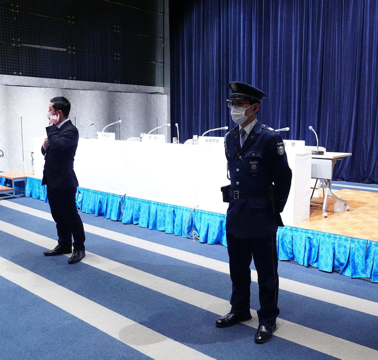 フジテレビの記者会見の休憩中、壇上前に立つ警備員（撮影・江口和貴）