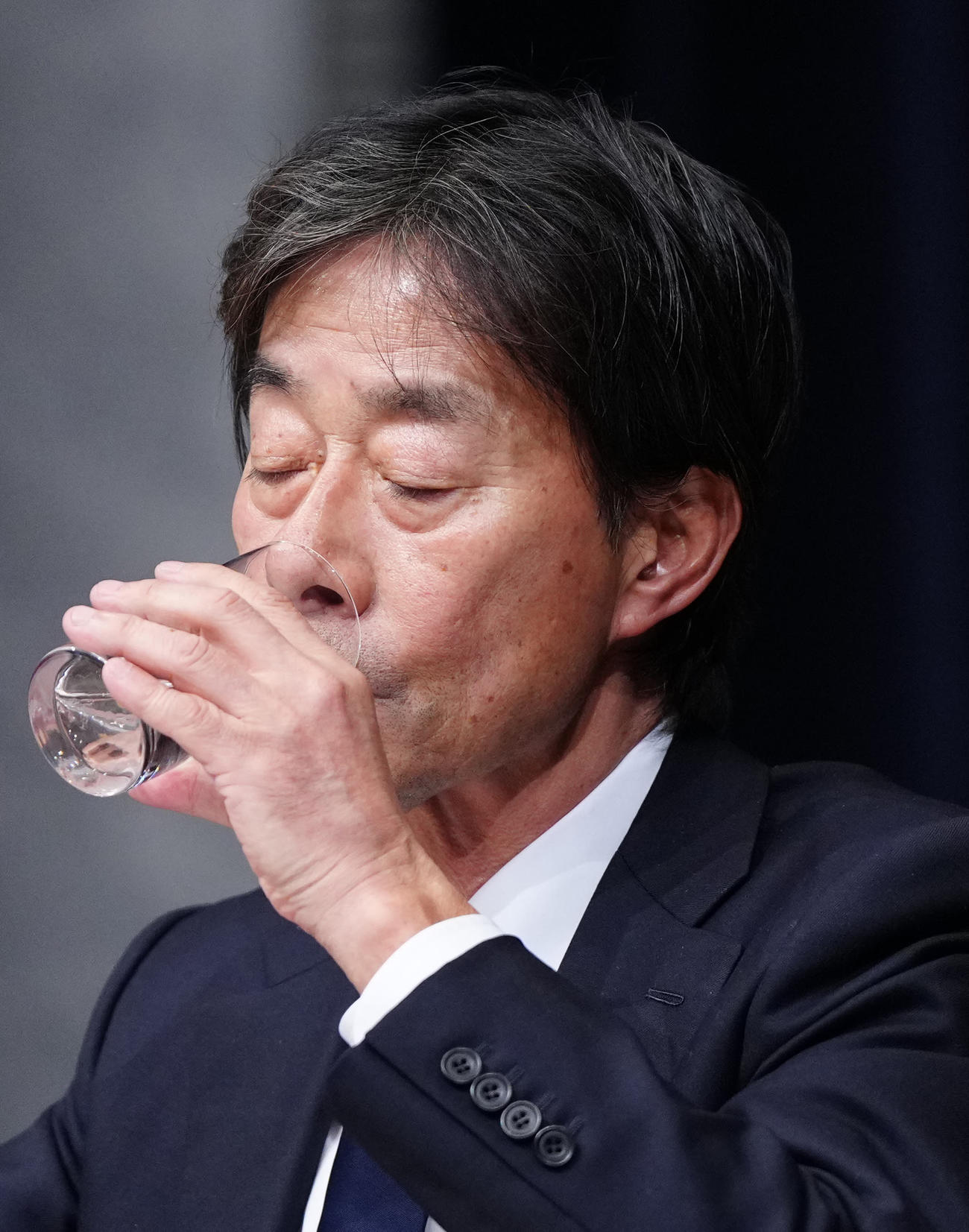 記者会見中、水を飲むフジテレビ港浩一社長（撮影・江口和貴）