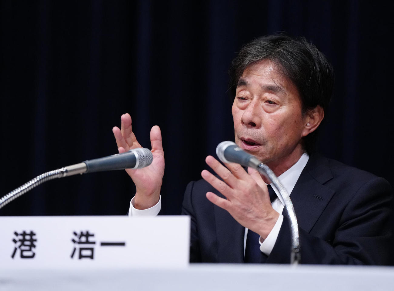 フジテレビ記者会見に臨む港浩一社長＝28日午前0時6分（撮影・江口和貴）