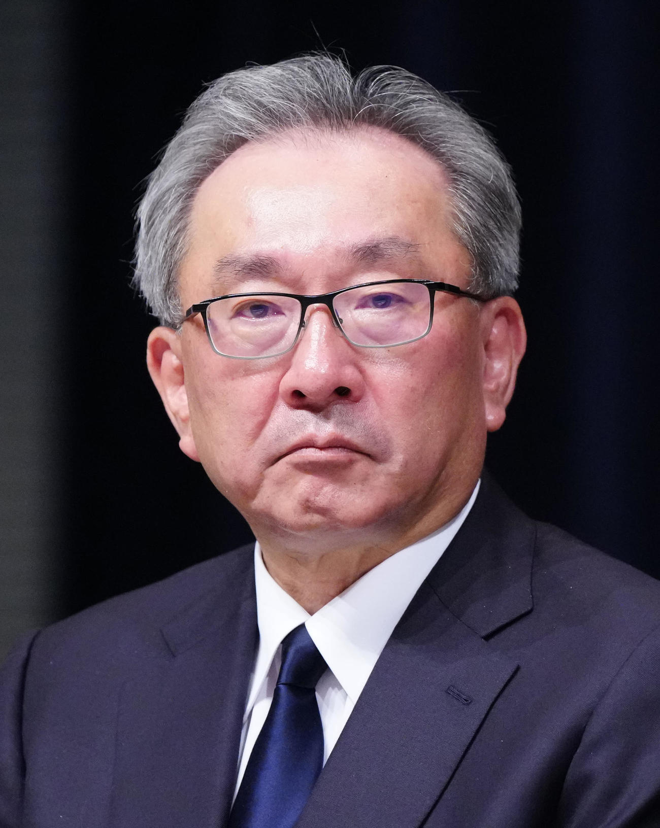 フジテレビ記者会見に臨む遠藤龍之介副会長＝28日午前0時6分（撮影・江口和貴）
