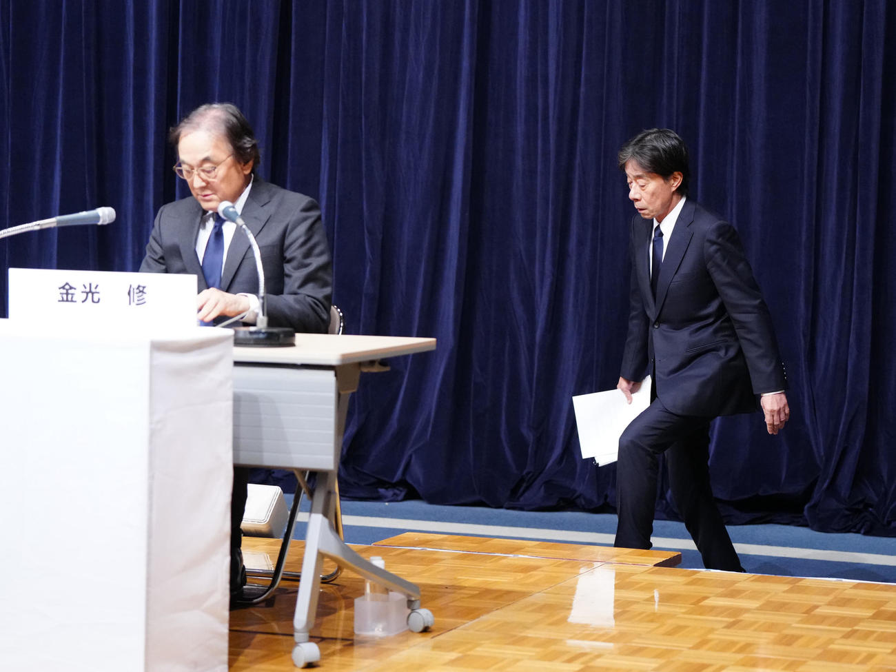 休憩後、記者会見の壇上に戻るフジテレビ港浩一社長（右）（撮影・江口和貴）