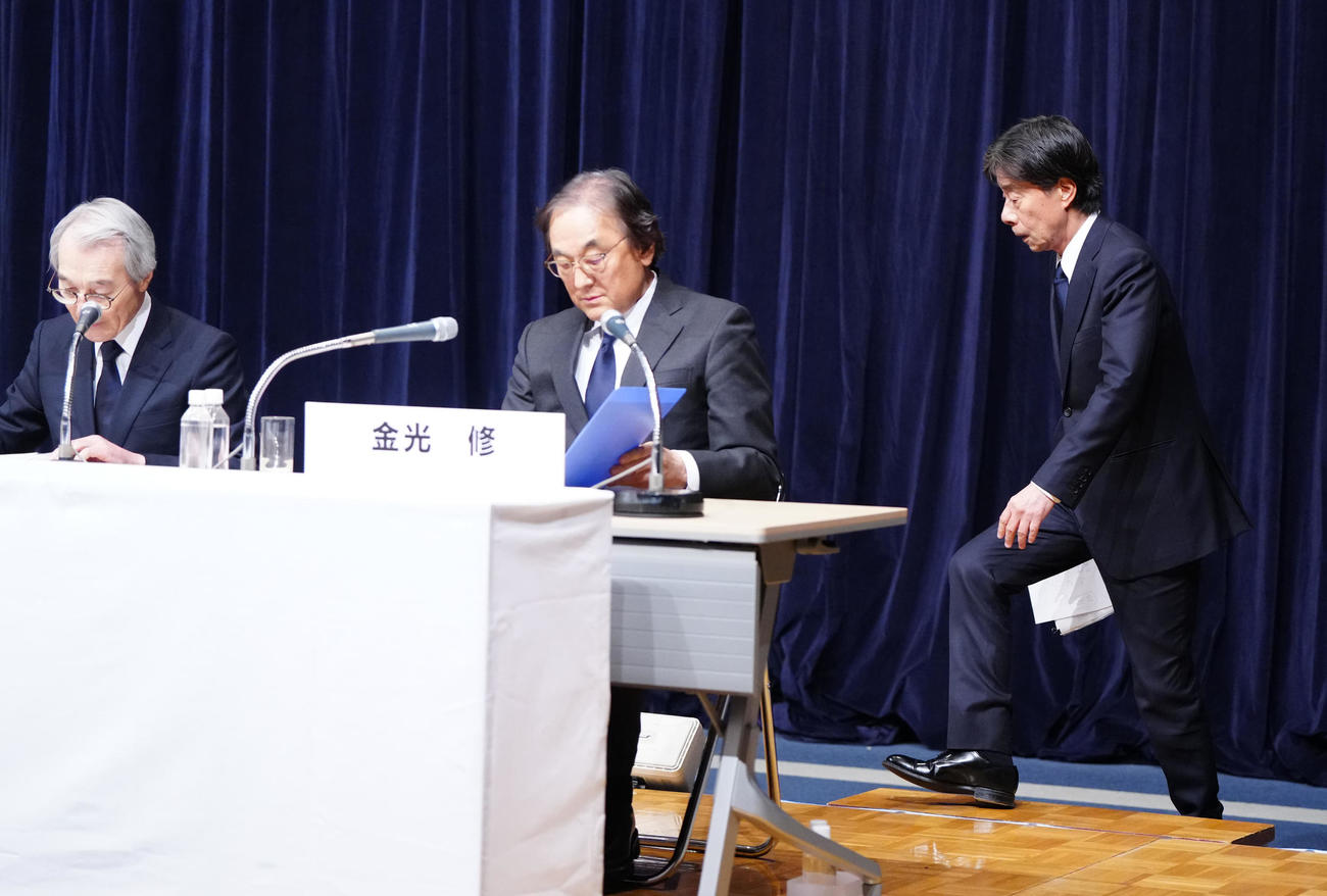 休憩後、記者会見の壇上に戻るフジテレビ港浩一社長（右）（撮影・江口和貴）
