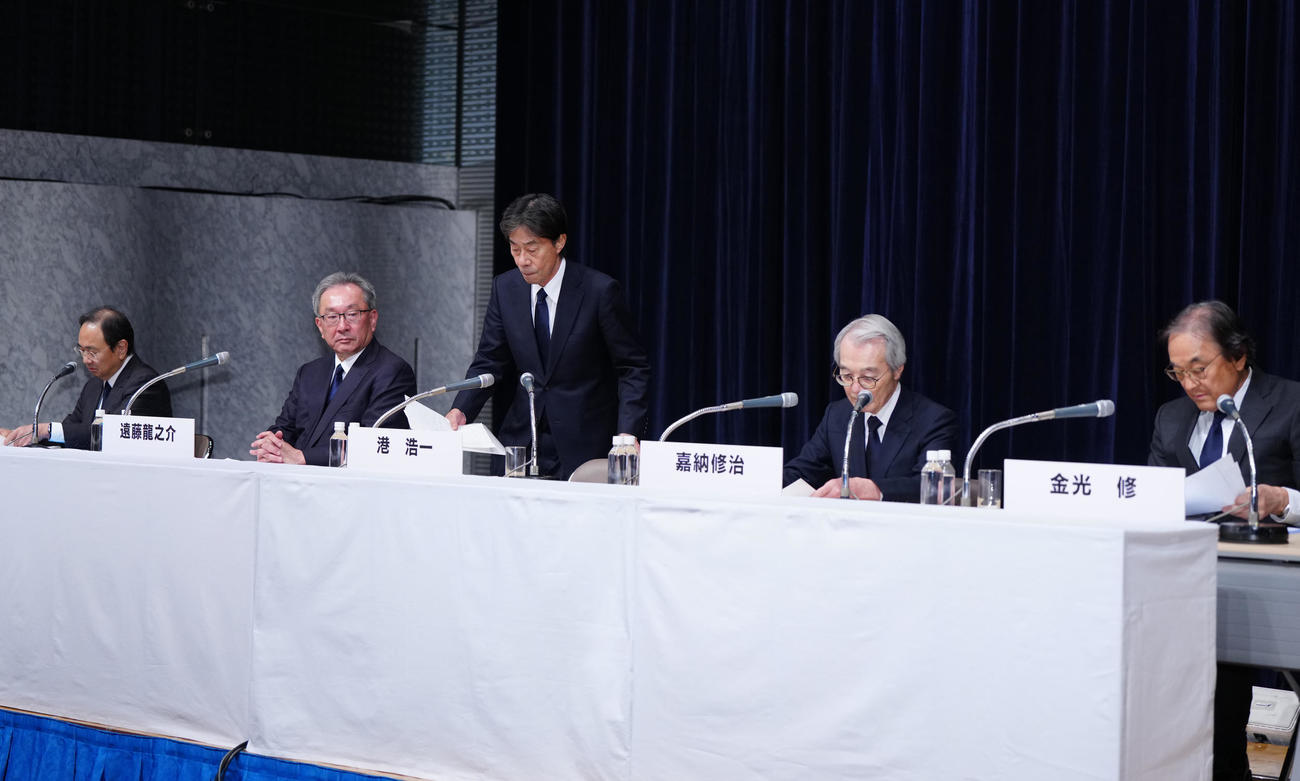 休憩後、記者会見の壇上に戻るフジテレビ港浩一社長（中央）（撮影・江口和貴）