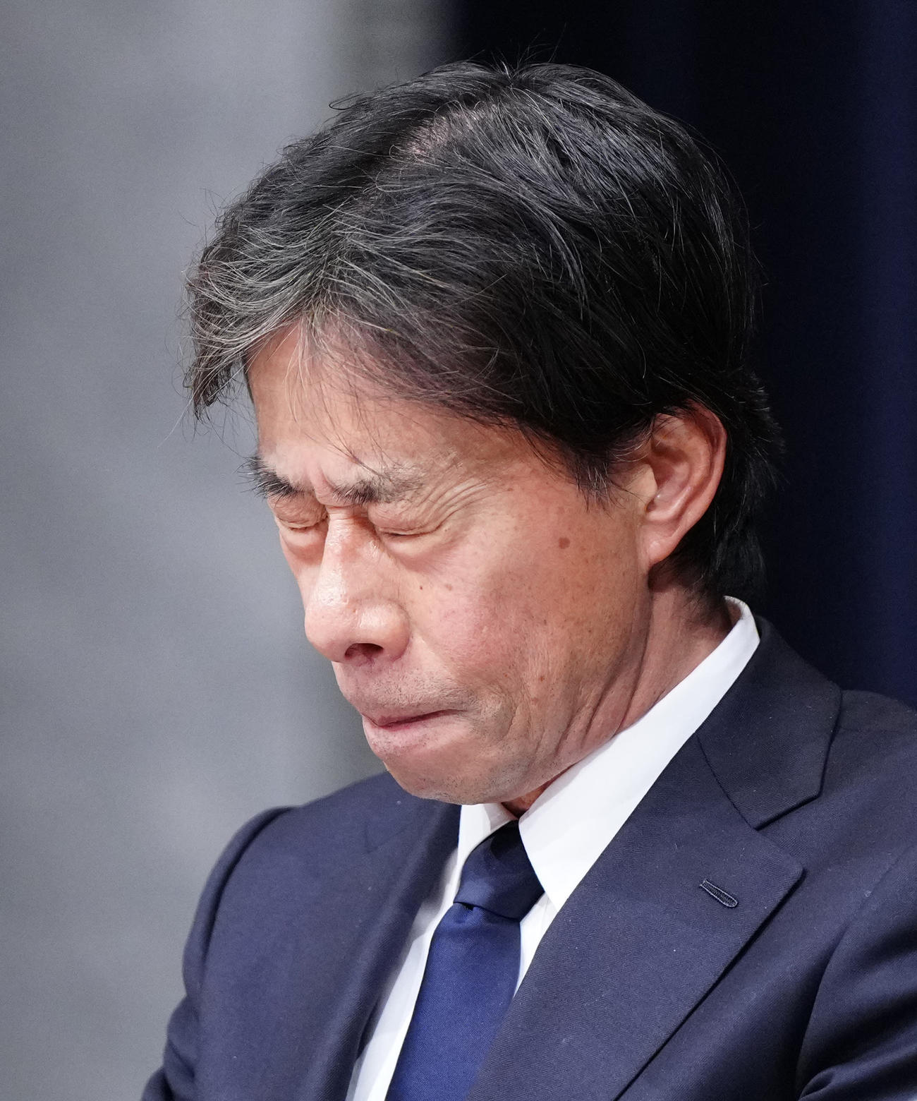 記者会見中、厳しい表情のフジテレビ港浩一社長（撮影・江口和貴）