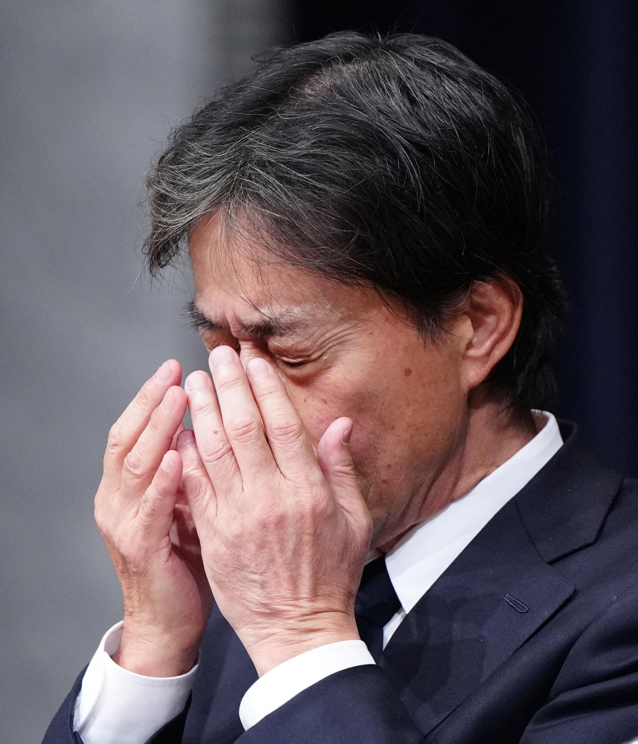 記者会見中、顔を手で覆うフジテレビ港浩一社長（撮影・江口和貴）