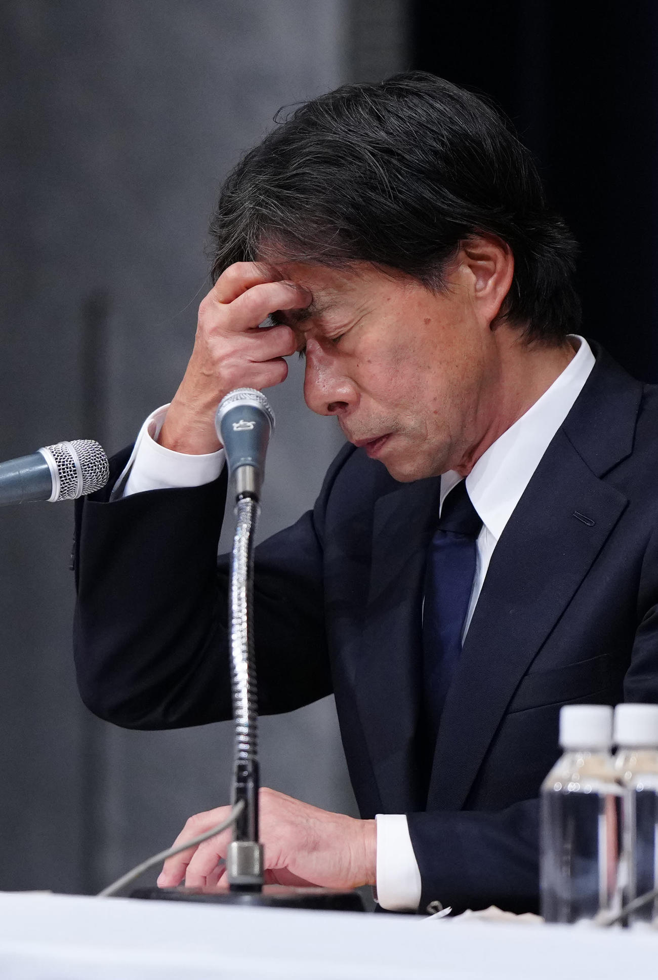 記者会見中、厳しい表情を見せるフジテレビ港浩一社長（撮影・江口和貴）