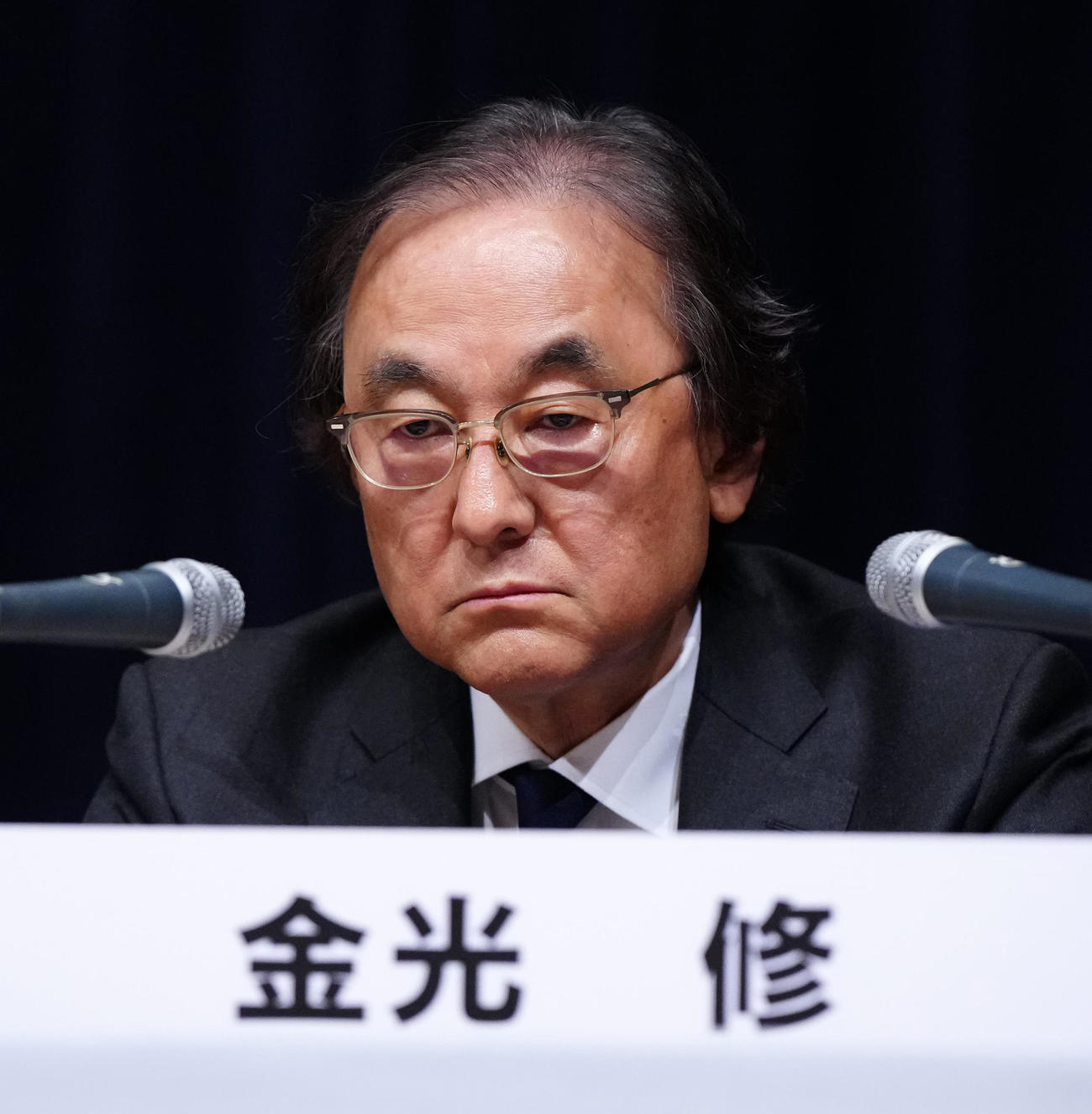 記者会見に臨むフジ・メディア・ホールディングス金光修社長＝28日午前0時6分（撮影・江口和貴）