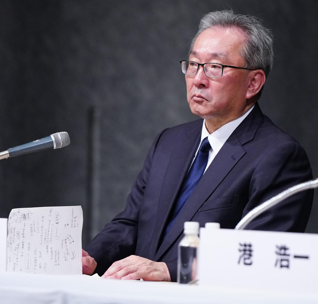 記者会見に臨むフジテレビ遠藤龍之介副会長（撮影・江口和貴）