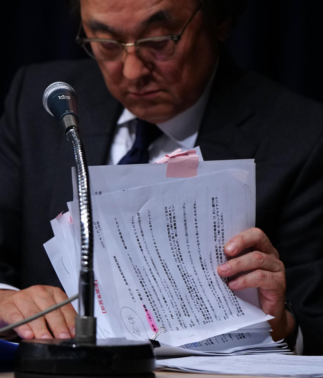 記者会見中、フジ・メディア・ホールディングス金光修社長が目を通す資料（撮影・江口和貴）
