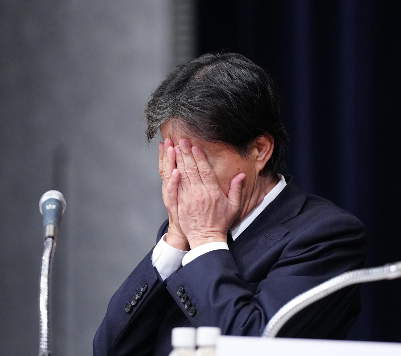記者会見中、顔を手で覆うフジテレビ港浩一社長（撮影・江口和貴）