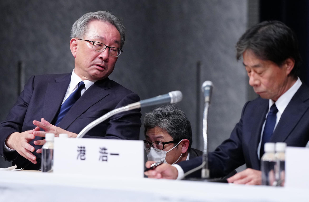 記者会見中、助言を受けるフジテレビ遠藤龍之介副会長（左）。右は港浩一社長（撮影・江口和貴）